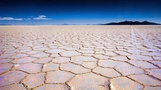 Eau et métaux rares pour l'énergie : une image du  désert de sel d'Uyuni, en Bolivie, importante réserve de lithium.