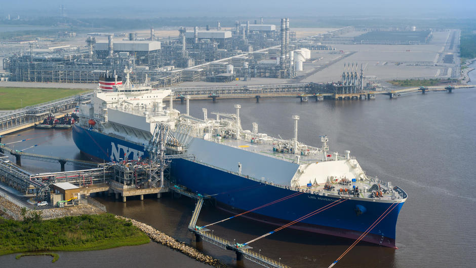 Premier chargement du navire LNG Adventure au terminal de liquéfaction Cameron LNG en Louisiane, USA en 2021