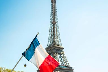 Tour Eiffel derrière drapeau français